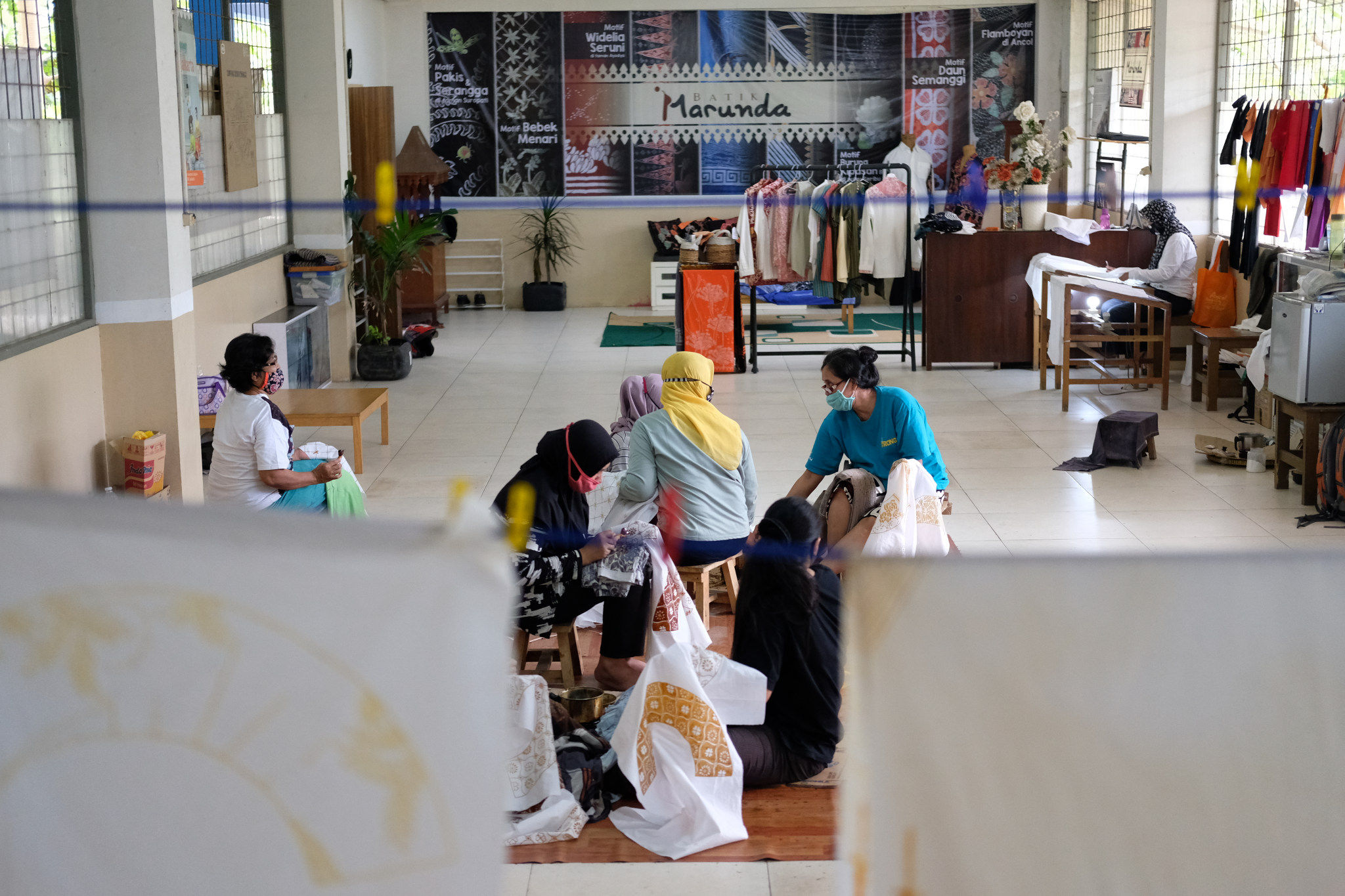 <p>Pengrajin menyelesaikan pembuatan batik di workshop Batik Marunda, di Rusun Marunda, Jakarta Utara, Selasa, 14 Juli 2020. Ekonom Center of Reform on Economics (CORE) M. Faisal mengatakan persoalan yang sekarang dihadapi UMKM tak hanya soal akses ke pembiayaan. Penurunan dari sisi permintaan juga berpengaruh terhadap kelangsungan UMKM, terutama mikro, yang tersengat langsung imbas pandemi covid &#8211; 19. Oleh karena itu, akses pasar sangat dibutuhkan oleh para pelaku usaha mikro. Pemerintah perlu memikirkan hal ini supaya kombinasi kebijakan yang telah diterbitkan pemerintah benar-benar menyentuh ke pokok persoalan. Foto: Ismail Pohan/TrenAsia</p>
