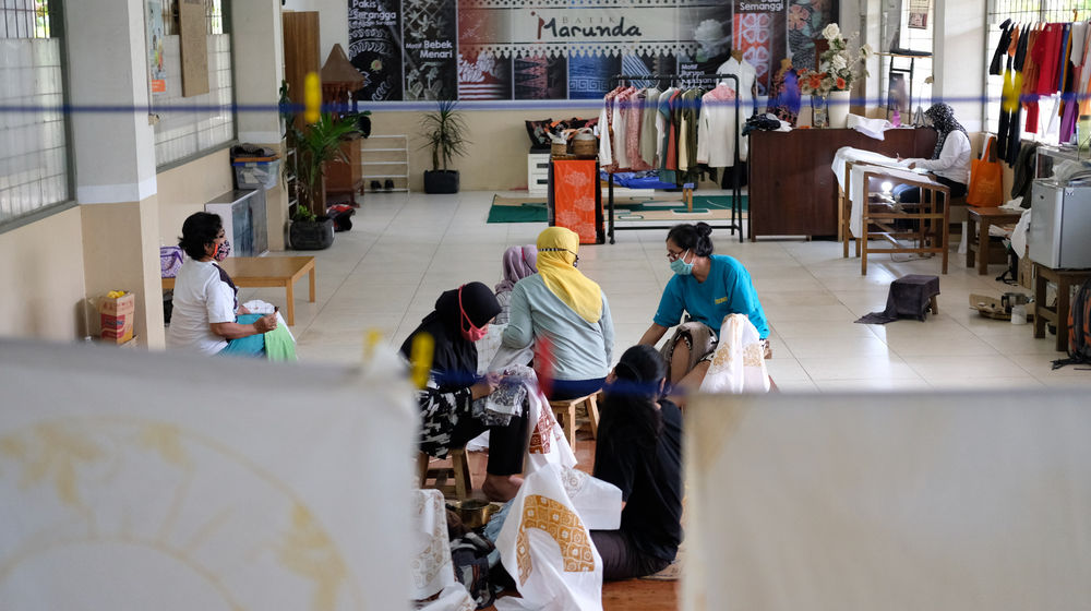 <p>Pengrajin menyelesaikan pembuatan batik di workshop Batik Marunda, di Rusun Marunda, Jakarta Utara, Selasa, 14 Juli 2020. Ekonom Center of Reform on Economics (CORE) M. Faisal mengatakan persoalan yang sekarang dihadapi UMKM tak hanya soal akses ke pembiayaan. Penurunan dari sisi permintaan juga berpengaruh terhadap kelangsungan UMKM, terutama mikro, yang tersengat langsung imbas pandemi covid – 19. Oleh karena itu, akses pasar sangat dibutuhkan oleh para pelaku usaha mikro. Pemerintah perlu memikirkan hal ini supaya kombinasi kebijakan yang telah diterbitkan pemerintah benar-benar menyentuh ke pokok persoalan. Foto: Ismail Pohan/TrenAsia</p>
