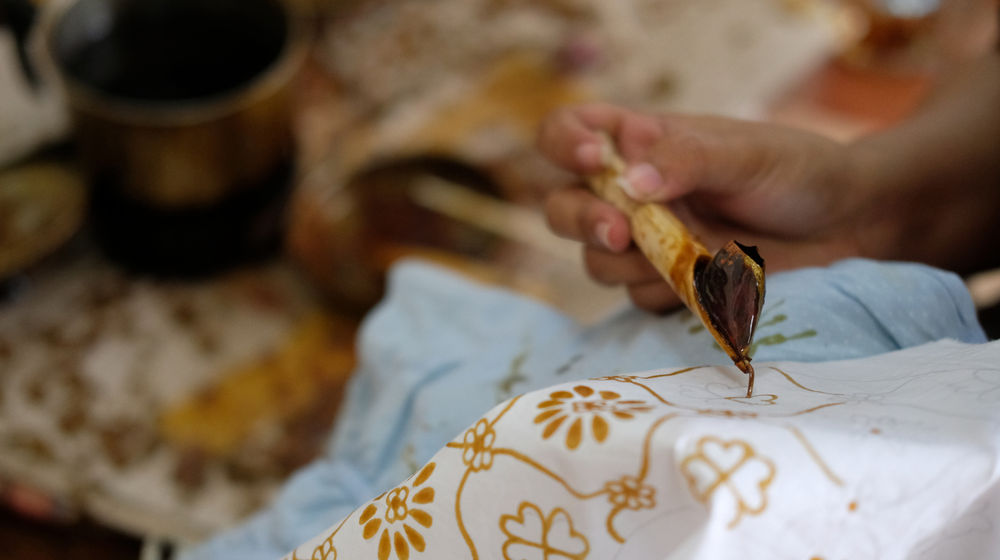 <p>Pengrajin menyelesaikan pembuatan batik di workshop Batik Marunda, di Rusun Marunda, Jakarta Utara, Selasa, 14 Juli 2020. Ekonom Center of Reform on Economics (CORE) M. Faisal mengatakan persoalan yang sekarang dihadapi UMKM tak hanya soal akses ke pembiayaan. Penurunan dari sisi permintaan juga berpengaruh terhadap kelangsungan UMKM, terutama mikro, yang tersengat langsung imbas pandemi covid – 19. Oleh karena itu, akses pasar sangat dibutuhkan oleh para pelaku usaha mikro. Pemerintah perlu memikirkan hal ini supaya kombinasi kebijakan yang telah diterbitkan pemerintah benar-benar menyentuh ke pokok persoalan. Foto: Ismail Pohan/TrenAsia</p>
