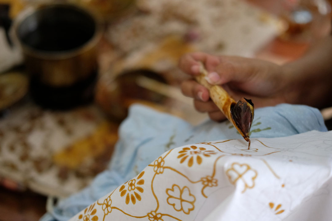 <p>Pengrajin menyelesaikan pembuatan batik di workshop Batik Marunda, di Rusun Marunda, Jakarta Utara, Selasa, 14 Juli 2020. Ekonom Center of Reform on Economics (CORE) M. Faisal mengatakan persoalan yang sekarang dihadapi UMKM tak hanya soal akses ke pembiayaan. Penurunan dari sisi permintaan juga berpengaruh terhadap kelangsungan UMKM, terutama mikro, yang tersengat langsung imbas pandemi covid &#8211; 19. Oleh karena itu, akses pasar sangat dibutuhkan oleh para pelaku usaha mikro. Pemerintah perlu memikirkan hal ini supaya kombinasi kebijakan yang telah diterbitkan pemerintah benar-benar menyentuh ke pokok persoalan. Foto: Ismail Pohan/TrenAsia</p>
