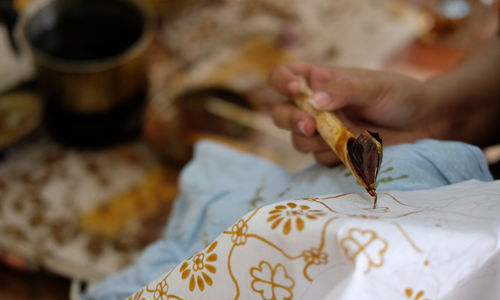 <p>Pengrajin menyelesaikan pembuatan batik di workshop Batik Marunda, di Rusun Marunda, Jakarta Utara, Selasa, 14 Juli 2020. Ekonom Center of Reform on Economics (CORE) M. Faisal mengatakan persoalan yang sekarang dihadapi UMKM tak hanya soal akses ke pembiayaan. Penurunan dari sisi permintaan juga berpengaruh terhadap kelangsungan UMKM, terutama mikro, yang tersengat langsung imbas pandemi covid – 19. Oleh karena itu, akses pasar sangat dibutuhkan oleh para pelaku usaha mikro. Pemerintah perlu memikirkan hal ini supaya kombinasi kebijakan yang telah diterbitkan pemerintah benar-benar menyentuh ke pokok persoalan. Foto: Ismail Pohan/TrenAsia</p>