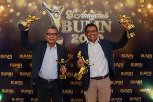<p>Sunarso Dapat Predikat CEO Visioner<br />
JAKARTA – Direktur Utama PT Bank Rakyat Indonesia (Persero) Tbk. atau BRI Sunarso memperoleh predikat sebagai CEO Visioner Perusahaan Tbk. terbaik sekaligus CEO Talent Development terbaik dalam ajang 9th Anugerah BUMN 2020. / BRI</p>
