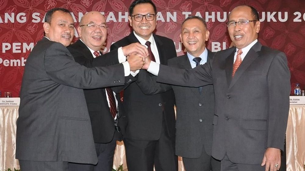 <p>Susunan Direksi PT Bank Pembangunan Daerah Banten Tbk. (BEKS) yang disahkan oleh Rapat Umum Pemegang Saham Tahunan dan Luar Biasa di Serang, 12 April 2017. (Dari kiri ke kanan) Jaja Jarkasih (Direktur), Lungguk Gultom (Direktur), Fahmi Bagus Mahesa (Direktur Utama), Bambang Mulyo Atmodjo (Direktur), Rudy Dhian Dwimaya (Direktur) / Facebook @bpdbanten</p>
