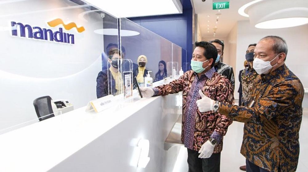 <p>Wakil Direktur Utama Bank Mandiri Hery Gunardi saat mencoba fasilitas serba digital di Kantor Cabang Bank Mandiri Menara Astra. / Facebook @bankmandiri</p>
