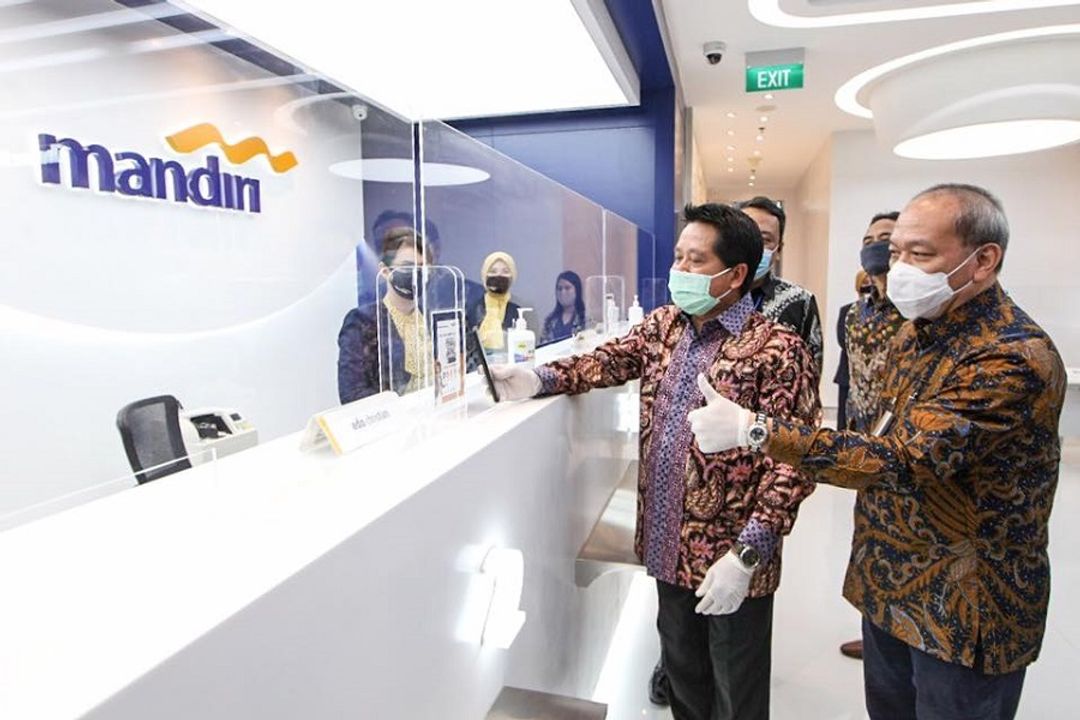 <p>Wakil Direktur Utama Bank Mandiri Hery Gunardi saat mencoba fasilitas serba digital di Kantor Cabang Bank Mandiri Menara Astra. / Facebook @bankmandiri</p>
