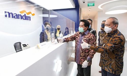 <p>Wakil Direktur Utama Bank Mandiri Hery Gunardi saat mencoba fasilitas serba digital di Kantor Cabang Bank Mandiri Menara Astra. / Facebook @bankmandiri</p>
