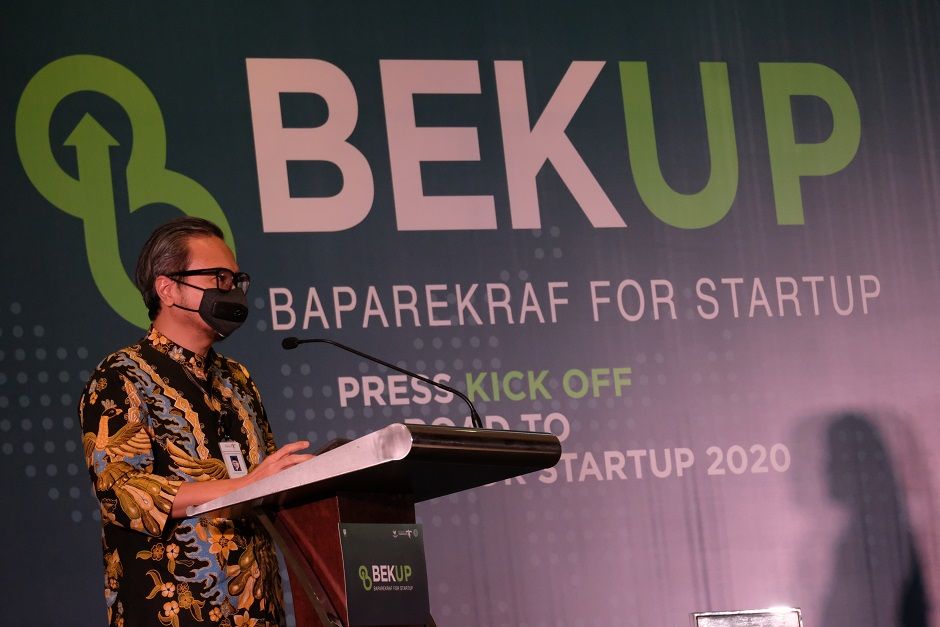 <p>Plt. Deputi Bidang Ekonomi Digital dan Produk Kreatif Kemenparekraf, Josua Puji Mulia Simanjuntak memberikan paparan tentang industri pariwisata dan ekonomi kreatif pada pembukaan program Baparekraf for Startup (BEKUP) 2020, di Jakarta, Selasa, 7 Juli 2020</p>
