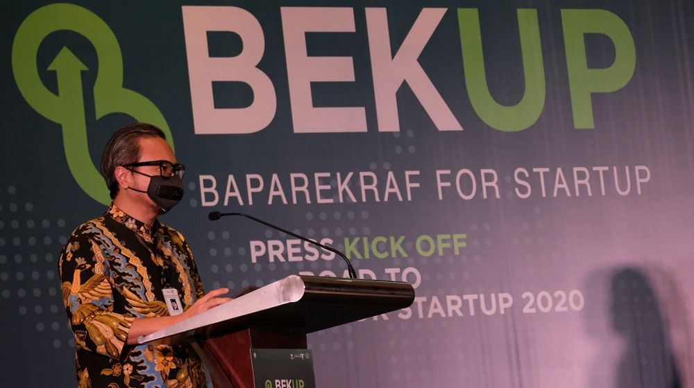 <p>Plt. Deputi Bidang Ekonomi Digital dan Produk Kreatif Kemenparekraf, Josua Puji Mulia Simanjuntak memberikan paparan tentang industri pariwisata dan ekonomi kreatif pada pembukaan program Baparekraf for Startup (BEKUP) 2020, di Jakarta, Selasa, 7 Juli 2020</p>
