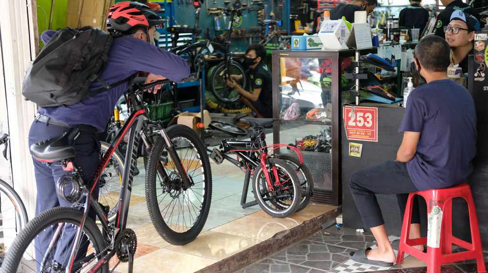 <p>Warga menanyakan antrean reparasi sepeda di Workshop Sampurna Bike, Kalibata, Jakarta, Rabu 1 Juli 2020. Demam sepeda di masyarakat saat pandemi Covid-19 seperti ini menjadi berkah bagi bengkel reparasi sepeda. Setiap harinya bengkel reparasi sepeda dikawasan Kalibata ini kebanjiran warga yang ingin memperbaiki sepeda nya, bahkan banyak yang menitipkan sepedanya karena daftar antrean reparasi yang membludak. Foto: Ismail Pohan/TrenAsia</p>
