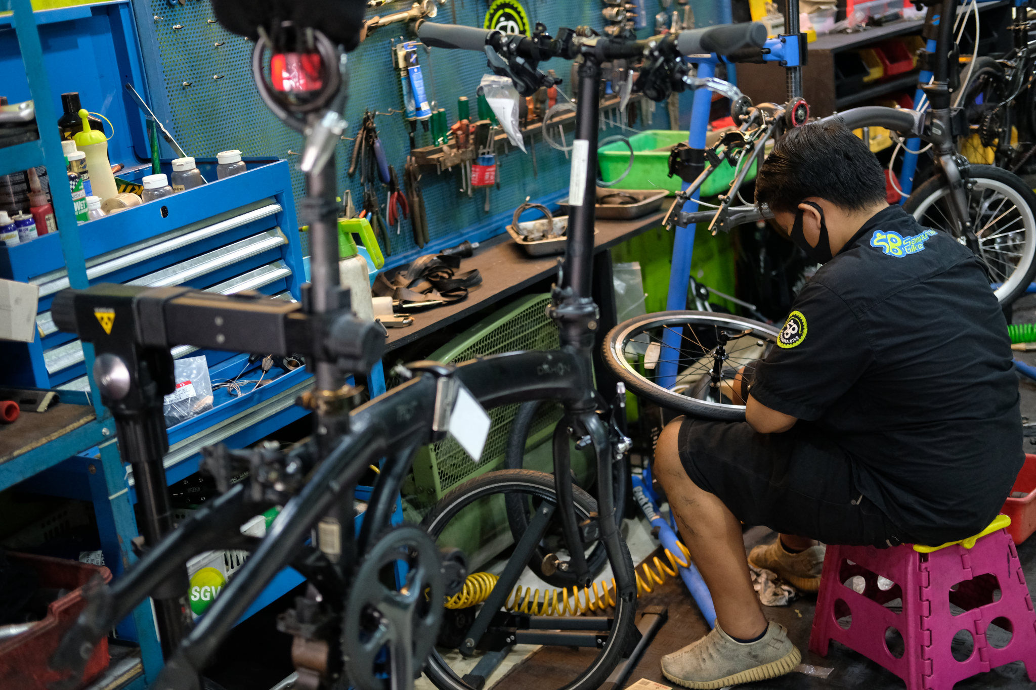 <p>Mekanik mengerjakan reparasi sepeda di Workshop Sampurna Bike, Kalibata, Jakarta, Rabu 1 Juli 2020. Demam sepeda di masyarakat saat pandemi Covid-19 seperti ini menjadi berkah bagi bengkel reparasi sepeda. Setiap harinya bengkel reparasi sepeda dikawasan Kalibata ini kebanjiran warga yang ingin memperbaiki sepeda nya, bahkan banyak yang menitipkan sepedanya karena daftar antrean reparasi yang membludak. Foto: Ismail Pohan/TrenAsia</p>
