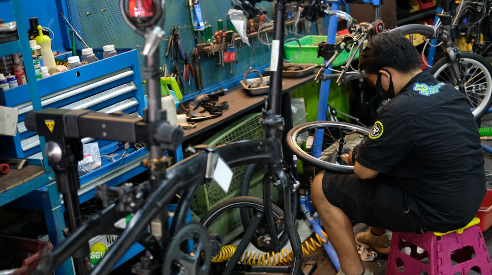 <p>Mekanik mengerjakan reparasi sepeda di Workshop Sampurna Bike, Kalibata, Jakarta, Rabu 1 Juli 2020. Demam sepeda di masyarakat saat pandemi Covid-19 seperti ini menjadi berkah bagi bengkel reparasi sepeda. Setiap harinya bengkel reparasi sepeda dikawasan Kalibata ini kebanjiran warga yang ingin memperbaiki sepeda nya, bahkan banyak yang menitipkan sepedanya karena daftar antrean reparasi yang membludak. Foto: Ismail Pohan/TrenAsia</p>