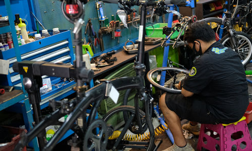 <p>Mekanik mengerjakan reparasi sepeda di Workshop Sampurna Bike, Kalibata, Jakarta, Rabu 1 Juli 2020. Demam sepeda di masyarakat saat pandemi Covid-19 seperti ini menjadi berkah bagi bengkel reparasi sepeda. Setiap harinya bengkel reparasi sepeda dikawasan Kalibata ini kebanjiran warga yang ingin memperbaiki sepeda nya, bahkan banyak yang menitipkan sepedanya karena daftar antrean reparasi yang membludak. Foto: Ismail Pohan/TrenAsia</p>
