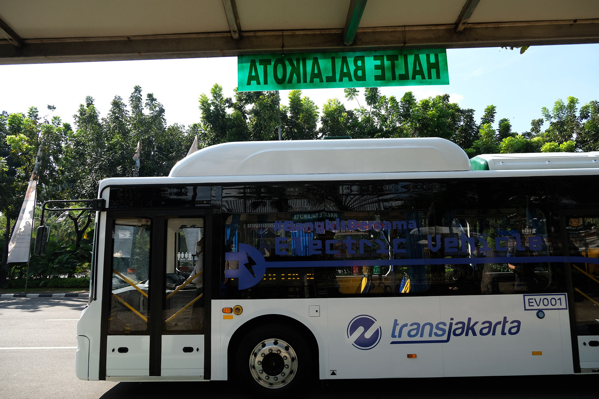 <p>Armada Bus Listrik Transjakarta melintas di halte Balaikota saat ujicoba di Jakarta, Senin, 6 Juli 2020. PT Transportasi Jakarta (Transjakarta) melakukan uji coba dua bus listrik EV1 dan EV2 rute Balai Kota &#8211; Blok M dengan mengangkut penumpang. Foto: Ismail Pohan/TrenAsia</p>
