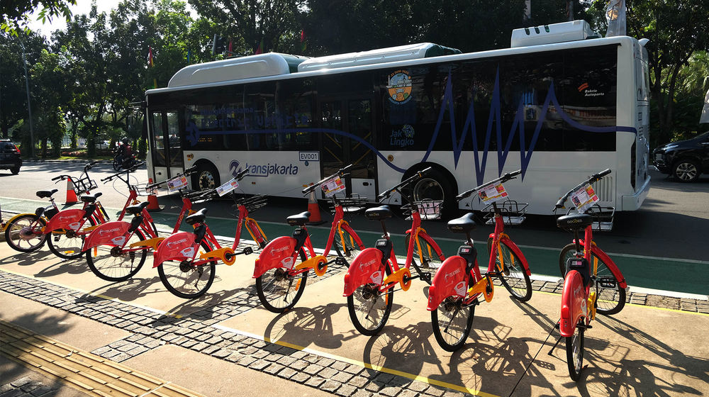 <p>Armada Bus Listrik Transjakarta melintas saat ujicoba di Jakarta, Senin, 6 Juli 2020. PT Transportasi Jakarta (Transjakarta) melakukan uji coba dua bus listrik EV1 dan EV2 rute Balai Kota – Blok M dengan mengangkut penumpang. Foto: Ismail Pohan/TrenAsia</p>
