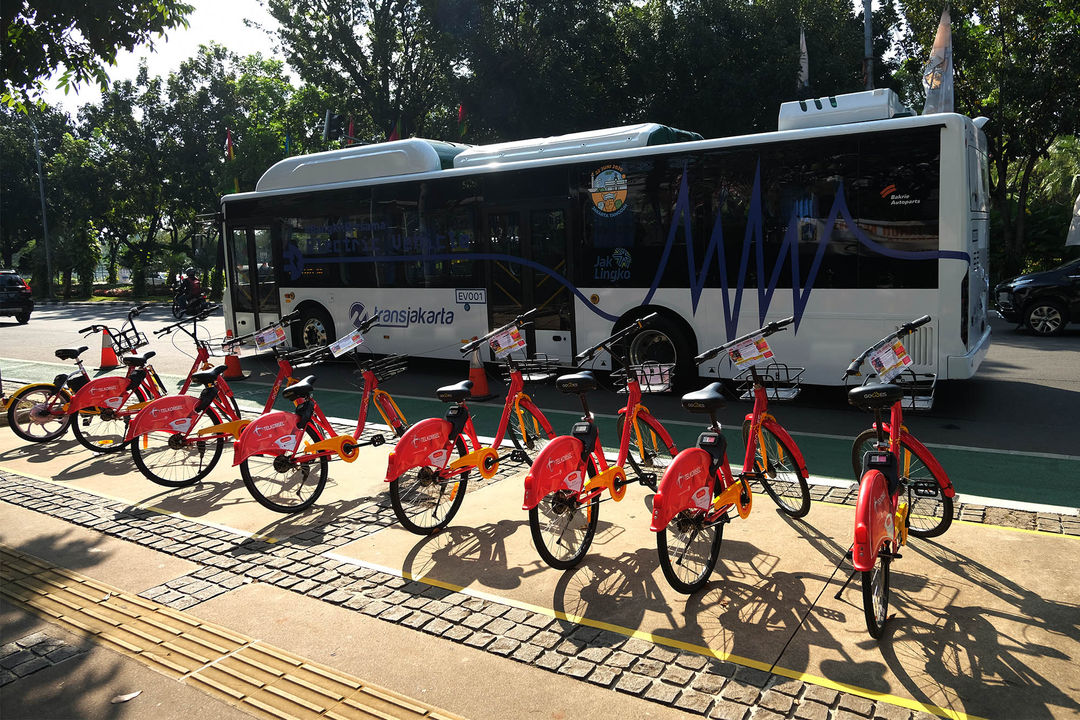 <p>Armada Bus Listrik Transjakarta melintas saat ujicoba di Jakarta, Senin, 6 Juli 2020. PT Transportasi Jakarta (Transjakarta) melakukan uji coba dua bus listrik EV1 dan EV2 rute Balai Kota &#8211; Blok M dengan mengangkut penumpang. Foto: Ismail Pohan/TrenAsia</p>
