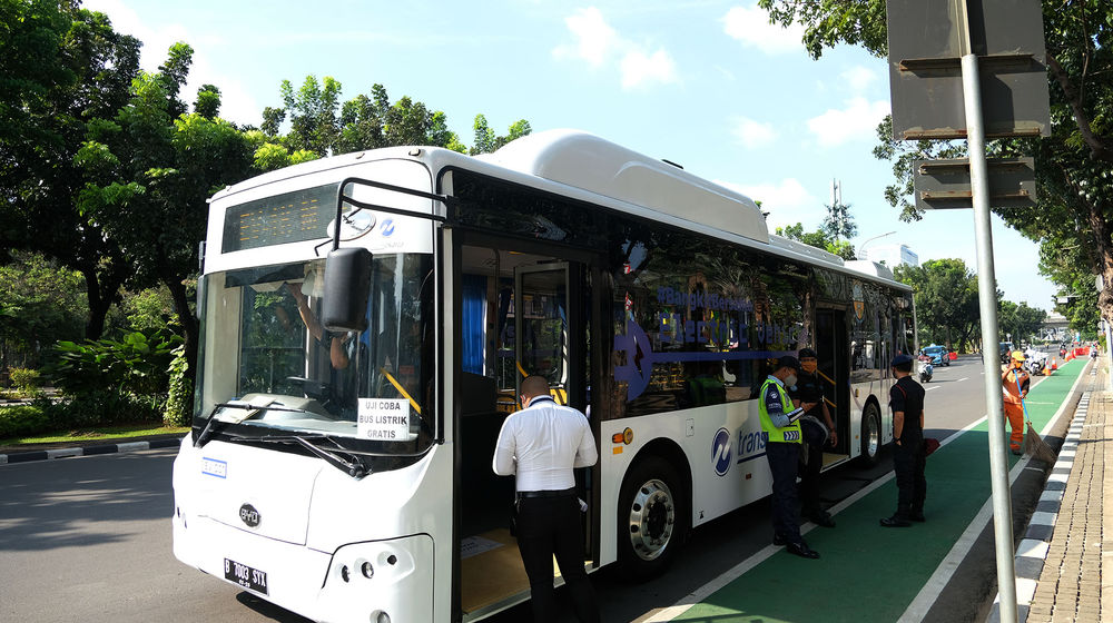 <p>Armada Bus Listrik Transjakarta menunggu penumpang saat ujicoba di Jakarta, Senin, 6 Juli 2020. PT Transportasi Jakarta (Transjakarta) melakukan uji coba dua bus listrik EV1 dan EV2 rute Balai Kota – Blok M dengan mengangkut penumpang. Foto: Ismail Pohan/TrenAsia</p>
