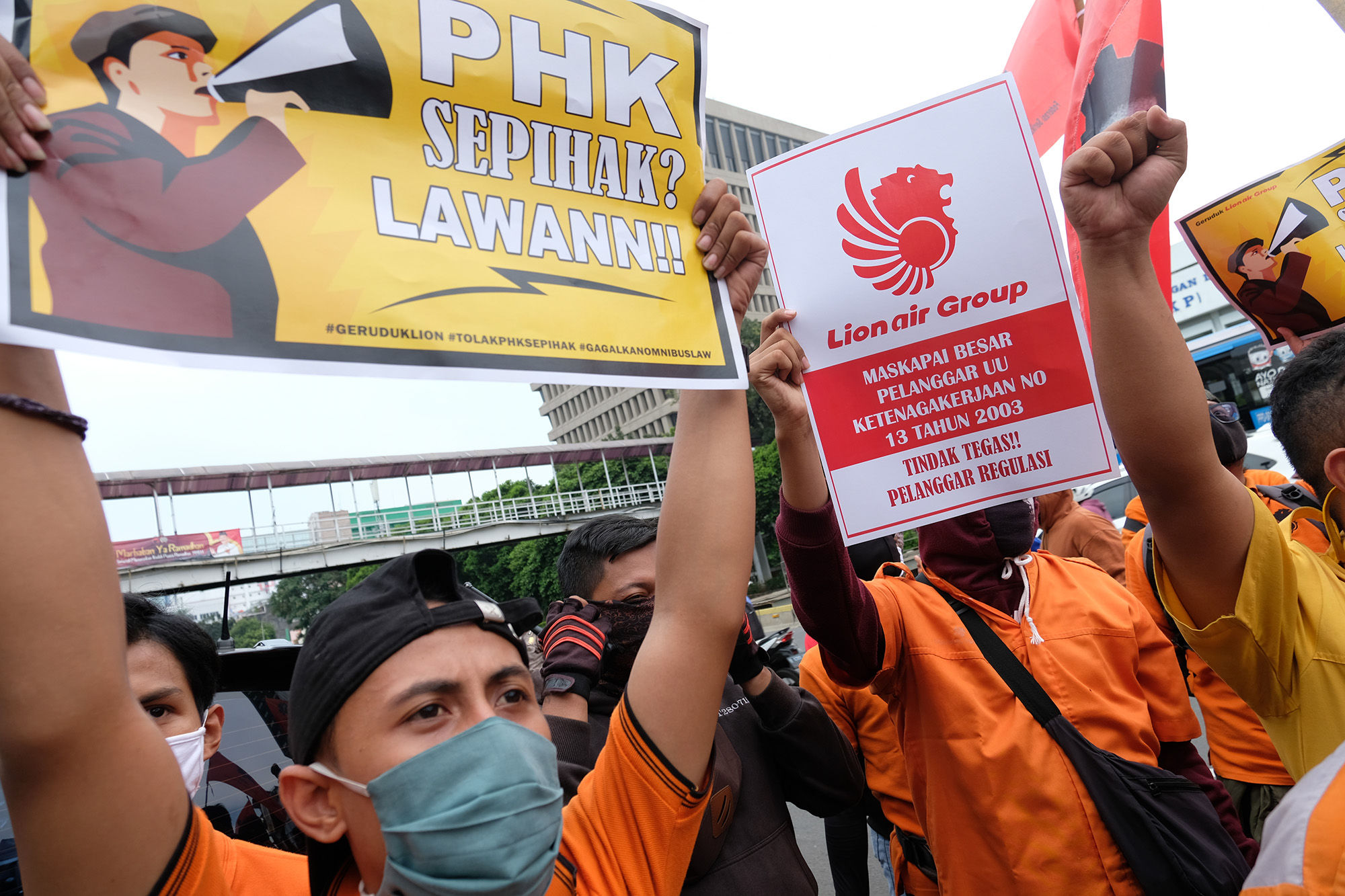 <p>Puluhan pekerja outsourcing maskapai penerbangan Lion Air melakukan aksi unjuk rasa di Lion Air Tower, Jalan Gajah Mada, Jakarta Pusat, Senin, 13 Juli 2020. Dalam aksinya mereka menuntut kepada manajemen Lion Air untuk segera membayarkan tiga bulan tunggakan iuran BPJS Kesehatan, sisa THR yang baru dibayarkan sebesar Rp1,5 juta dari Rp4,1 juta, dan meminta Lion Air membayarkan pesangon para pekerja yang diberhentikan secara sepihak disaat pandemi COVID-19. Foto: Ismail Pohan/TrenAsia</p>
