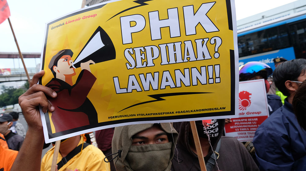 <p>Puluhan pekerja outsourcing maskapai penerbangan Lion Air melakukan aksi unjuk rasa di Lion Air Tower, Jalan Gajah Mada, Jakarta Pusat, Senin, 13 Juli 2020. Dalam aksinya mereka menuntut kepada manajemen Lion Air untuk segera membayarkan tiga bulan tunggakan iuran BPJS Kesehatan, sisa THR yang baru dibayarkan sebesar Rp1,5 juta dari Rp4,1 juta, dan meminta Lion Air membayarkan pesangon para pekerja yang diberhentikan secara sepihak disaat pandemi COVID-19. Foto: Ismail Pohan/TrenAsia</p>
