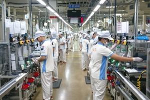 <p>Suasana karyawan di pabrik Denso. / Denso.com</p>
