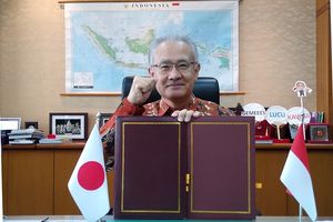 <p>Penyerahan pinjaman senilai 50 miliar yen setara Rp6,87 trilun dan bantuan hibah sebanyak 2 miliar yen setara Rp274,72 miliar diserahkan oleh Duta Besar Jepang untuk Indonesia Masafumi Ishii. / id.emb-japan.go.jp</p>