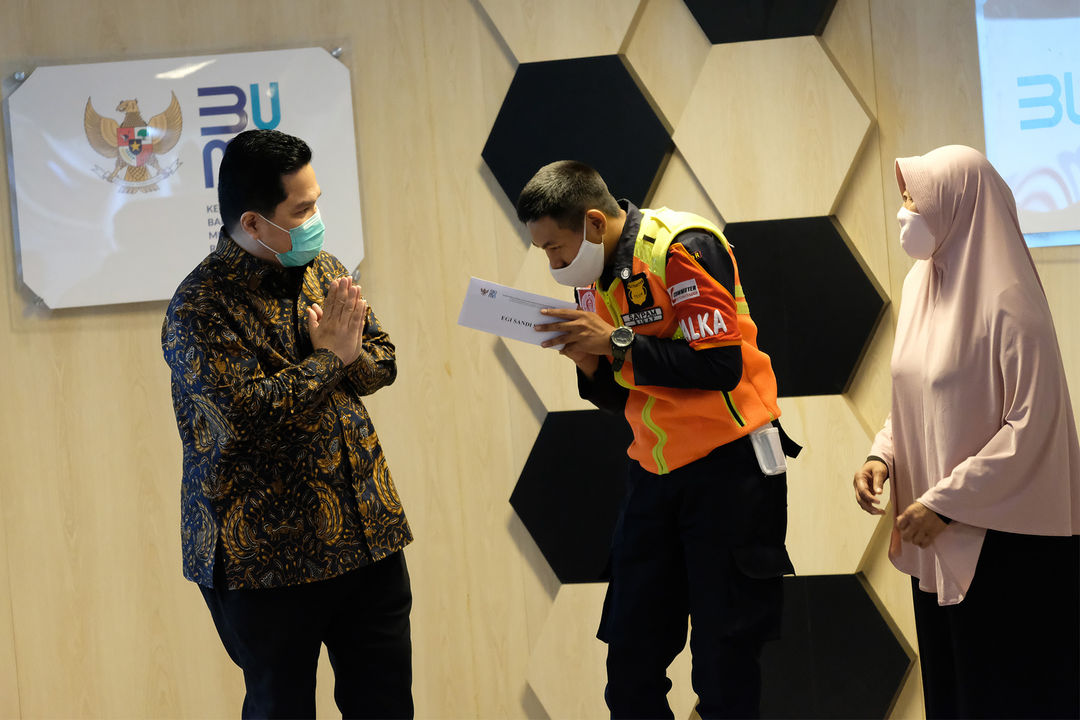 <p>Menteri BUMN Erick Thohir (kiri) saat memberikan apresiasi kepada Petugas Pengawalan KRL, Egi Sandi Saputra (tengah) didampingi perwakilan keluarga di kantor Kementrian BUMN, Jakarta, Senin, 13 Juli 2020. Menteri BUMN Erick Thohir memberikan penghargaan kepada dua pekerja PT Kereta Api Indonesia (Persero) dan PT Kereta Commuter Indonesia (KCI), yakni Petugas Pengawalan KRL, Egi Sandi Saputra (24) dan Petugas Kebersihan kereta, Mujenih (34) yang menemukan uang Rp500 juta di gerbong kereta saat parkir di Stasiun Bogor, Jawa Barat. Apresiasi ini sekaligus penghormatan atas kejujuran dan amanah yang dilakukan saat bekerja. Foto: Ismail Pohan/TrenAsia</p>
