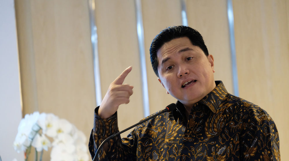 <p>Menteri BUMN Erick Thohir menyampaikan apresiasi kepada pekerja KAI dan KCI di kantor Kementrian BUMN, Jakarta, Senin, 13 Juli 2020. Menteri BUMN Erick Thohir memberikan penghargaan kepada dua pekerja PT Kereta Api Indonesia (Persero) dan PT Kereta Commuter Indonesia (KCI), yakni Petugas Pengawalan KRL, Egi Sandi Saputra (24) dan Petugas Kebersihan kereta, Mujenih (34) yang menemukan uang Rp500 juta di gerbong kereta saat parkir di Stasiun Bogor, Jawa Barat. Apresiasi ini sekaligus penghormatan atas kejujuran dan amanah yang dilakukan saat bekerja. Foto: Ismail Pohan/TrenAsia</p>
