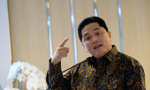 <p>Menteri BUMN Erick Thohir menyampaikan apresiasi kepada pekerja KAI dan KCI di kantor Kementrian BUMN, Jakarta, Senin, 13 Juli 2020. Menteri BUMN Erick Thohir memberikan penghargaan kepada dua pekerja PT Kereta Api Indonesia (Persero) dan PT Kereta Commuter Indonesia (KCI), yakni Petugas Pengawalan KRL, Egi Sandi Saputra (24) dan Petugas Kebersihan kereta, Mujenih (34) yang menemukan uang Rp500 juta di gerbong kereta saat parkir di Stasiun Bogor, Jawa Barat. Apresiasi ini sekaligus penghormatan atas kejujuran dan amanah yang dilakukan saat bekerja. Foto: Ismail Pohan/TrenAsia</p>
