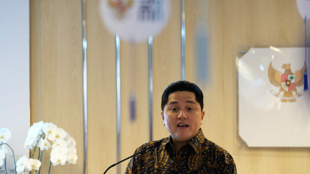 <p>Menteri BUMN Erick Thohir menyampaikan apresiasi kepada pekerja KAI dan KCI di kantor Kementrian BUMN, Jakarta, Senin, 13 Juli 2020. Menteri BUMN Erick Thohir memberikan penghargaan kepada dua pekerja PT Kereta Api Indonesia (Persero) dan PT Kereta Commuter Indonesia (KCI), yakni Petugas Pengawalan KRL, Egi Sandi Saputra (24) dan Petugas Kebersihan kereta, Mujenih (34) yang menemukan uang Rp500 juta di gerbong kereta saat parkir di Stasiun Bogor, Jawa Barat. Apresiasi ini sekaligus penghormatan atas kejujuran dan amanah yang dilakukan saat bekerja. Foto: Ismail Pohan/TrenAsia</p>
