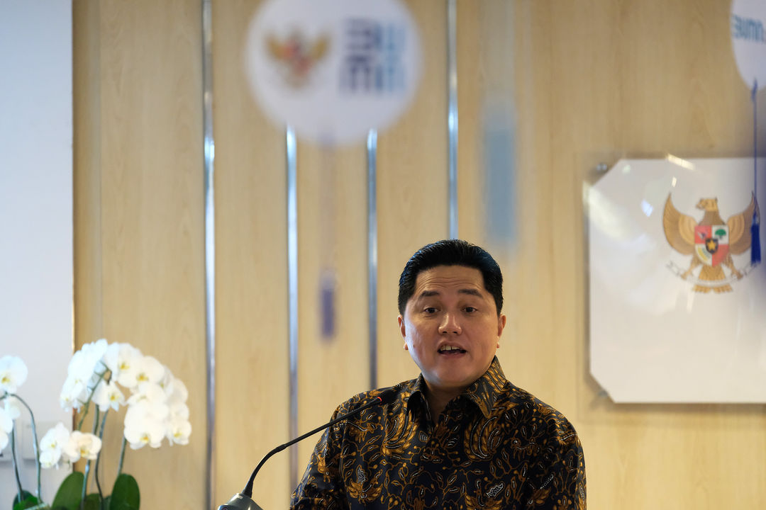 <p>Menteri BUMN Erick Thohir menyampaikan apresiasi kepada pekerja KAI dan KCI di kantor Kementrian BUMN, Jakarta, Senin, 13 Juli 2020. Menteri BUMN Erick Thohir memberikan penghargaan kepada dua pekerja PT Kereta Api Indonesia (Persero) dan PT Kereta Commuter Indonesia (KCI), yakni Petugas Pengawalan KRL, Egi Sandi Saputra (24) dan Petugas Kebersihan kereta, Mujenih (34) yang menemukan uang Rp500 juta di gerbong kereta saat parkir di Stasiun Bogor, Jawa Barat. Apresiasi ini sekaligus penghormatan atas kejujuran dan amanah yang dilakukan saat bekerja. Foto: Ismail Pohan/TrenAsia</p>
