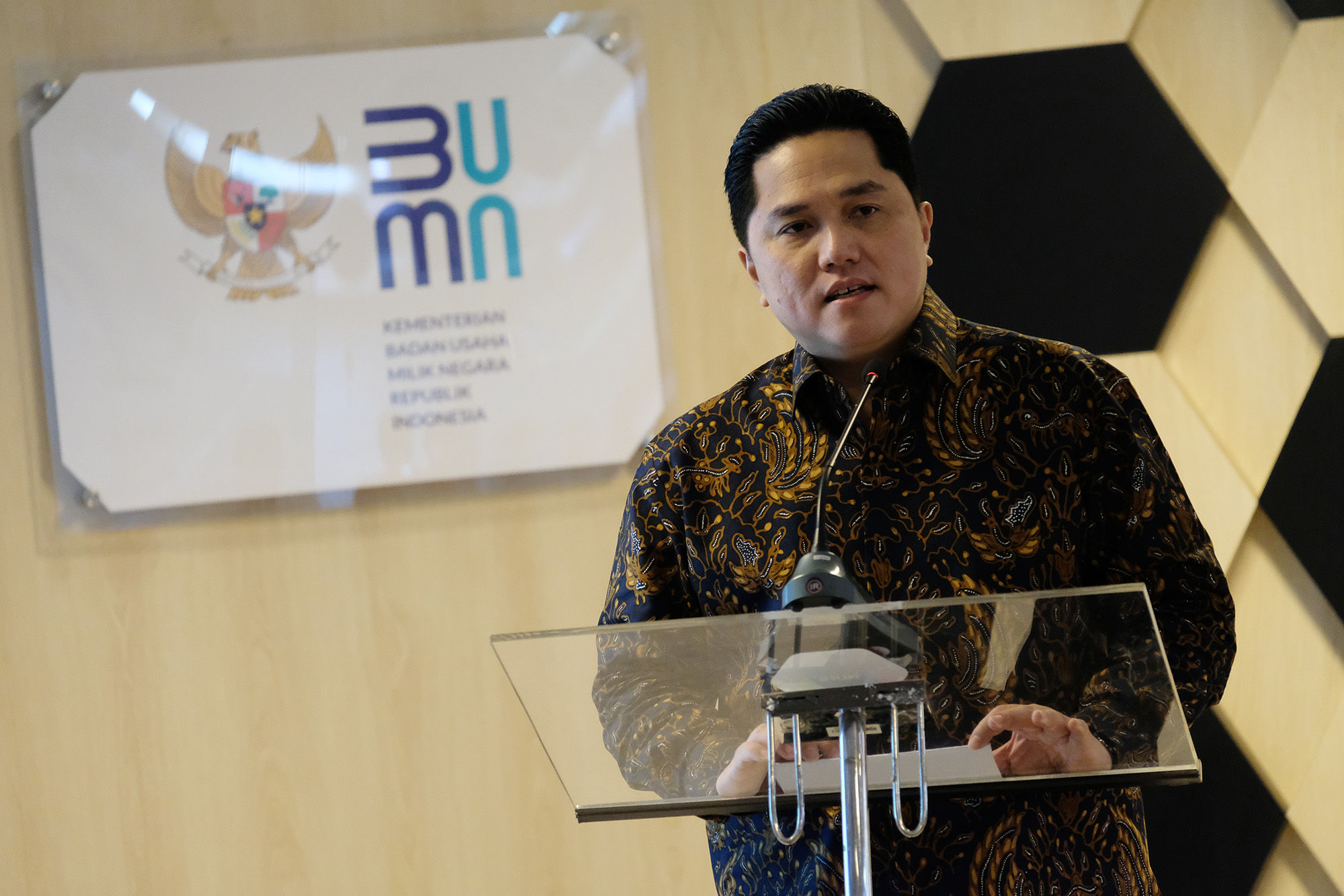 <p>Menteri BUMN Erick Thohir menyampaikan apresiasi kepada pekerja KAI dan KCI di kantor Kementrian BUMN, Jakarta, Senin, 13 Juli 2020. Menteri BUMN Erick Thohir memberikan penghargaan kepada dua pekerja PT Kereta Api Indonesia (Persero) dan PT Kereta Commuter Indonesia (KCI), yakni Petugas Pengawalan KRL, Egi Sandi Saputra (24) dan Petugas Kebersihan kereta, Mujenih (34) yang menemukan uang Rp500 juta di gerbong kereta saat parkir di Stasiun Bogor, Jawa Barat. Apresiasi ini sekaligus penghormatan atas kejujuran dan amanah yang dilakukan saat bekerja. Foto: Ismail Pohan/TrenAsia</p>
