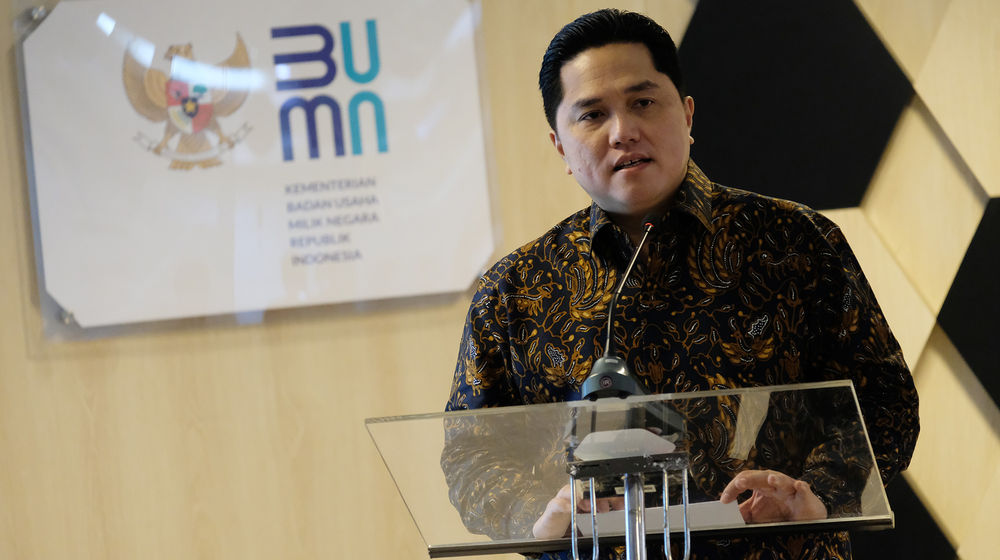 <p>Menteri BUMN Erick Thohir menyampaikan apresiasi kepada pekerja KAI dan KCI di kantor Kementrian BUMN, Jakarta, Senin, 13 Juli 2020. Menteri BUMN Erick Thohir memberikan penghargaan kepada dua pekerja PT Kereta Api Indonesia (Persero) dan PT Kereta Commuter Indonesia (KCI), yakni Petugas Pengawalan KRL, Egi Sandi Saputra (24) dan Petugas Kebersihan kereta, Mujenih (34) yang menemukan uang Rp500 juta di gerbong kereta saat parkir di Stasiun Bogor, Jawa Barat. Apresiasi ini sekaligus penghormatan atas kejujuran dan amanah yang dilakukan saat bekerja. Foto: Ismail Pohan/TrenAsia</p>
