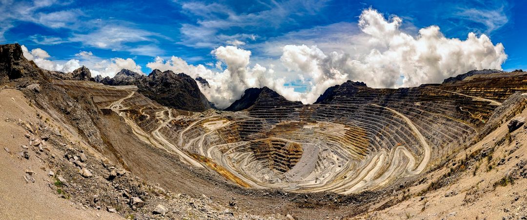 <p>Area tambang terbuka atau open pit Grasberg di Timika, Papua, milik PT Freeport Indonesia. / Foto: Paul Q. Warren-Columbia.edu</p>
