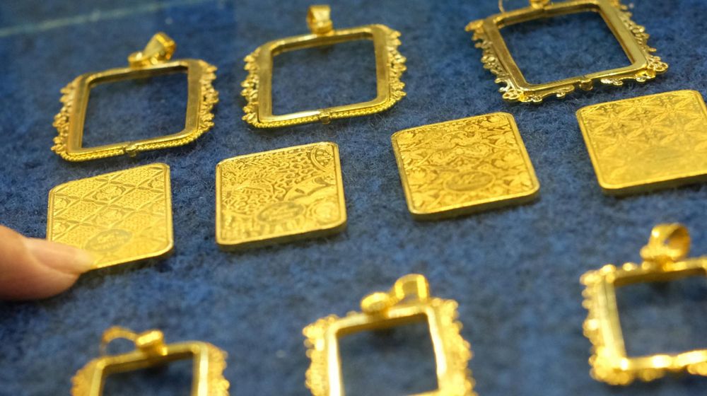 <p>Karyawan menunjukkan logam mulia di Butik Emas Antam, Jakarta, Kamis, 23 Juli 2020. Harga emas batangan PT Aneka Tambang Tbk. (Antam) pada hari ini, Kamis 23 Juli 2020 dipatok lebih rendah untuk ukuran 1 gram dibanderol Rp977.000, sedangkan pada posisi kemarin, Rabu 22 Juli 2020 sempat menyentuh level baru Rp982.000 untuk ukuran 1 gram, yang merupakan level tertinggi sepanjang sejarah.  PT Aneka Tambang Tbk. melansir penjualan emas di tingkat ritel tetap menggeliat kendati harga emas menyentuh rekor baru. Penjualan secara daring atau online diakui meningkat signifikan dalam tiga bulan terakhir. Foto: Ismail Pohan/TrenAsia</p>
