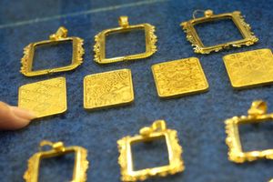 <p>Karyawan menunjukkan logam mulia di Butik Emas Antam, Jakarta, Kamis, 23 Juli 2020. Harga emas batangan PT Aneka Tambang Tbk. (Antam) pada hari ini, Kamis 23 Juli 2020 dipatok lebih rendah untuk ukuran 1 gram dibanderol Rp977.000, sedangkan pada posisi kemarin, Rabu 22 Juli 2020 sempat menyentuh level baru Rp982.000 untuk ukuran 1 gram, yang merupakan level tertinggi sepanjang sejarah.  PT Aneka Tambang Tbk. melansir penjualan emas di tingkat ritel tetap menggeliat kendati harga emas menyentuh rekor baru. Penjualan secara daring atau online diakui meningkat signifikan dalam tiga bulan terakhir. Foto: Ismail Pohan/TrenAsia</p>
