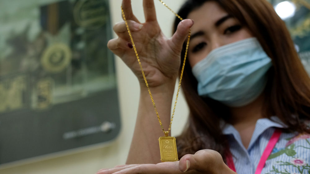 <p>Karyawan menunjukkan logam mulia di Butik Emas Antam, Jakarta, Kamis, 23 Juli 2020. Foto: Ismail Pohan/TrenAsia</p>
