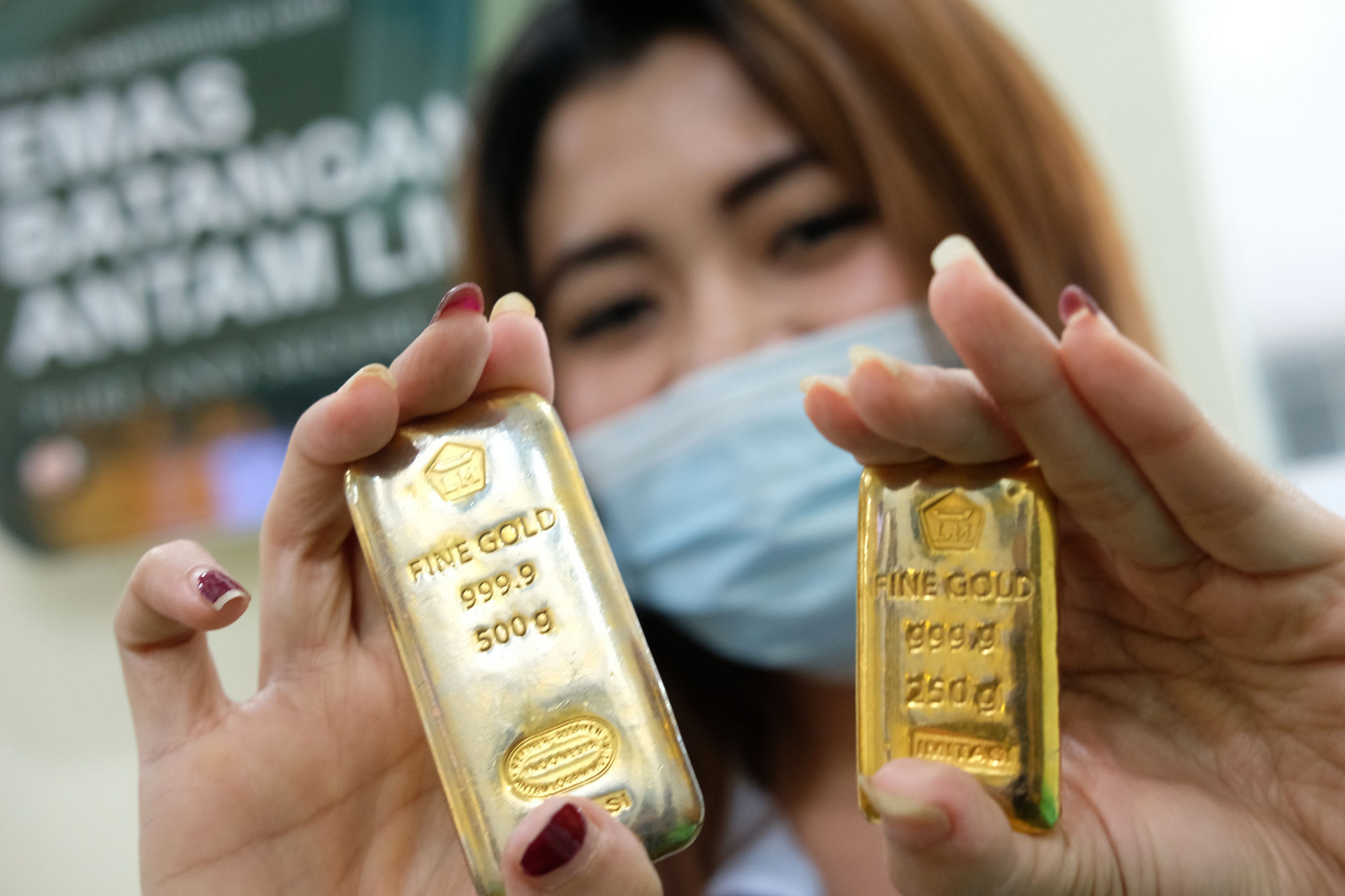 <p>Karyawan menunjukkan logam mulia di Butik Emas Antam, Jakarta, Kamis, 23 Juli 2020. Harga emas batangan PT Aneka Tambang Tbk. (Antam) pada hari ini, Kamis 23 Juli 2020 dipatok lebih rendah untuk ukuran 1 gram dibanderol Rp977.000, sedangkan pada posisi kemarin, Rabu 22 Juli 2020 sempat menyentuh level baru Rp982.000 untuk ukuran 1 gram, yang merupakan level tertinggi sepanjang sejarah.  PT Aneka Tambang Tbk. melansir penjualan emas di tingkat ritel tetap menggeliat kendati harga emas menyentuh rekor baru. Penjualan secara daring atau online diakui meningkat signifikan dalam tiga bulan terakhir. Foto: Ismail Pohan/TrenAsia</p>
