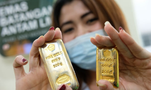 <p>Karyawan menunjukkan logam mulia di Butik Emas Antam, Jakarta, Kamis, 23 Juli 2020. Harga emas batangan PT Aneka Tambang Tbk. (Antam) pada hari ini, Kamis 23 Juli 2020 dipatok lebih rendah untuk ukuran 1 gram dibanderol Rp977.000, sedangkan pada posisi kemarin, Rabu 22 Juli 2020 sempat menyentuh level baru Rp982.000 untuk ukuran 1 gram, yang merupakan level tertinggi sepanjang sejarah.  PT Aneka Tambang Tbk. melansir penjualan emas di tingkat ritel tetap menggeliat kendati harga emas menyentuh rekor baru. Penjualan secara daring atau online diakui meningkat signifikan dalam tiga bulan terakhir. Foto: Ismail Pohan/TrenAsia</p>
