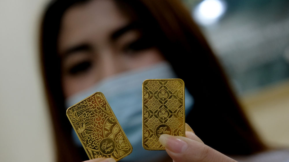 <p>Karyawan menunjukkan logam mulia di Butik Emas Antam, Jakarta, Kamis, 23 Juli 2020. Foto: Ismail Pohan/TrenAsia</p>
