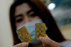 <p>Karyawan menunjukkan logam mulia di Butik Emas Antam, Jakarta, Kamis, 23 Juli 2020. Foto: Ismail Pohan/TrenAsia</p>