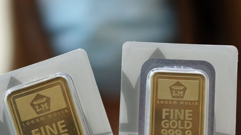 <p>Karyawan menunjukkan logam mulia di Butik Emas Antam, Jakarta, Kamis, 23 Juli 2020. Foto: Ismail Pohan/TrenAsia</p>
