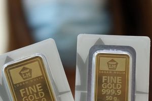 <p>Karyawan menunjukkan logam mulia di Butik Emas Antam, Jakarta, Kamis, 23 Juli 2020. Foto: Ismail Pohan/TrenAsia</p>
