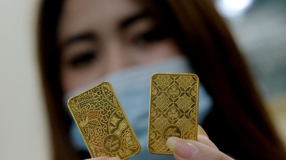 <p>Karyawan menunjukkan logam mulia di Butik Emas Antam, Jakarta, Kamis, 23 Juli 2020. Harga emas batangan PT Aneka Tambang Tbk. (Antam) pada hari ini, Kamis 23 Juli 2020 dipatok lebih rendah untuk ukuran 1 gram dibanderol Rp977.000, sedangkan pada posisi kemarin, Rabu 22 Juli 2020 sempat menyentuh level baru Rp982.000 untuk ukuran 1 gram, yang merupakan level tertinggi sepanjang sejarah.  PT Aneka Tambang Tbk. melansir penjualan emas di tingkat ritel tetap menggeliat kendati harga emas menyentuh rekor baru. Penjualan secara daring atau online diakui meningkat signifikan dalam tiga bulan terakhir. Foto: Ismail Pohan/TrenAsia</p>
