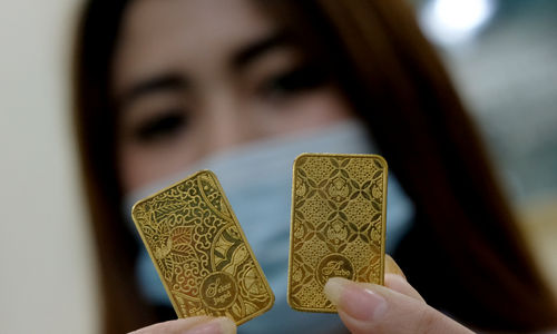 <p>Karyawan menunjukkan logam mulia di Butik Emas Antam, Jakarta, Kamis, 23 Juli 2020. Harga emas batangan PT Aneka Tambang Tbk. (Antam) pada hari ini, Kamis 23 Juli 2020 dipatok lebih rendah untuk ukuran 1 gram dibanderol Rp977.000, sedangkan pada posisi kemarin, Rabu 22 Juli 2020 sempat menyentuh level baru Rp982.000 untuk ukuran 1 gram, yang merupakan level tertinggi sepanjang sejarah.  PT Aneka Tambang Tbk. melansir penjualan emas di tingkat ritel tetap menggeliat kendati harga emas menyentuh rekor baru. Penjualan secara daring atau online diakui meningkat signifikan dalam tiga bulan terakhir. Foto: Ismail Pohan/TrenAsia</p>
