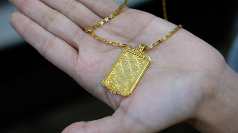 <p>Karyawan menunjukkan logam mulia di Butik Emas Antam, Jakarta, Kamis, 23 Juli 2020. Foto: Ismail Pohan/TrenAsia</p>
