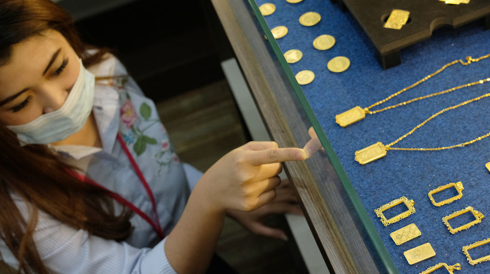 <p>Karyawan menunjukkan logam mulia di Butik Emas Antam, Jakarta, Kamis, 23 Juli 2020. Foto: Ismail Pohan/TrenAsia</p>
