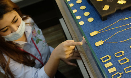 <p>Karyawan menunjukkan logam mulia di Butik Emas Antam, Jakarta, Kamis, 23 Juli 2020. Foto: Ismail Pohan/TrenAsia</p>

