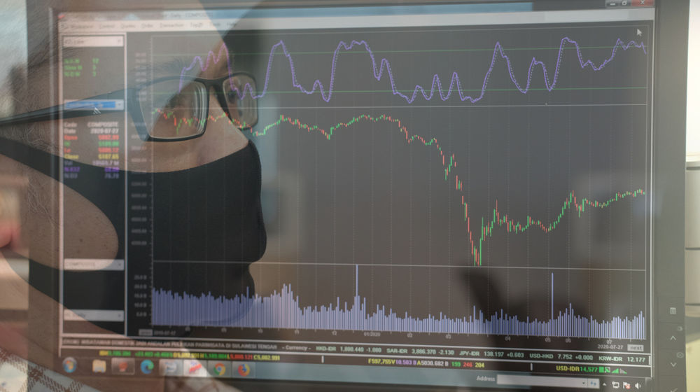 <p>Karyawan mengamati pergerakan harga saham di Profindo Sekuritas Indonesia, Jakarta, Senin, 27 Juli 2020. Indeks Harga Saham Gabungan (IHSG) mengakhiri lajunya di zona hijau pada perdagangan Senin, 27 Juli 2020. Analis Binaartha Sekuritas Nafan Aji Gusta mengatakan penguatan IHSG hari ini utamanya disebabkan oleh apresiasi pasar terhadap penguatan harga emas dunia sehingga indeks ikut bergelora. Foto: Ismail Pohan/TrenAsia</p>
