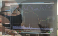 <p>Karyawan mengamati pergerakan harga saham di Profindo Sekuritas Indonesia, Jakarta, Senin, 27 Juli 2020. Indeks Harga Saham Gabungan (IHSG) mengakhiri lajunya di zona hijau pada perdagangan Senin, 27 Juli 2020. Analis Binaartha Sekuritas Nafan Aji Gusta mengatakan penguatan IHSG hari ini utamanya disebabkan oleh apresiasi pasar terhadap penguatan harga emas dunia sehingga indeks ikut bergelora. Foto: Ismail Pohan/TrenAsia</p>
