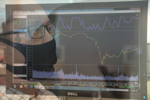 <p>Karyawan mengamati pergerakan harga saham di Profindo Sekuritas Indonesia, Jakarta, Senin, 27 Juli 2020. Indeks Harga Saham Gabungan (IHSG) mengakhiri lajunya di zona hijau pada perdagangan Senin, 27 Juli 2020. Analis Binaartha Sekuritas Nafan Aji Gusta mengatakan penguatan IHSG hari ini utamanya disebabkan oleh apresiasi pasar terhadap penguatan harga emas dunia sehingga indeks ikut bergelora. Foto: Ismail Pohan/TrenAsia</p>
