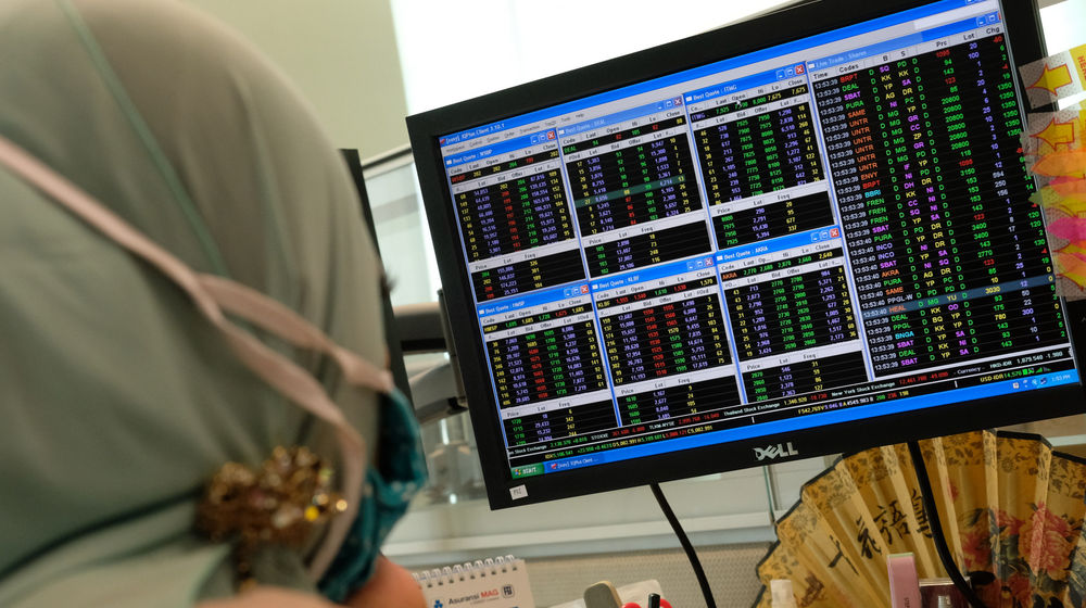 <p>Karyawan mengamati pergerakan harga saham di Profindo Sekuritas Indonesia, Jakarta, Senin, 27 Juli 2020. Indeks Harga Saham Gabungan (IHSG) mengakhiri lajunya di zona hijau pada perdagangan Senin, 27 Juli 2020. Analis Binaartha Sekuritas Nafan Aji Gusta mengatakan penguatan IHSG hari ini utamanya disebabkan oleh apresiasi pasar terhadap penguatan harga emas dunia sehingga indeks ikut bergelora. Foto: Ismail Pohan/TrenAsia</p>
